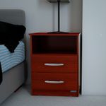 MESA-DE-LUZ-2C1-ESTANTE-CAOBA